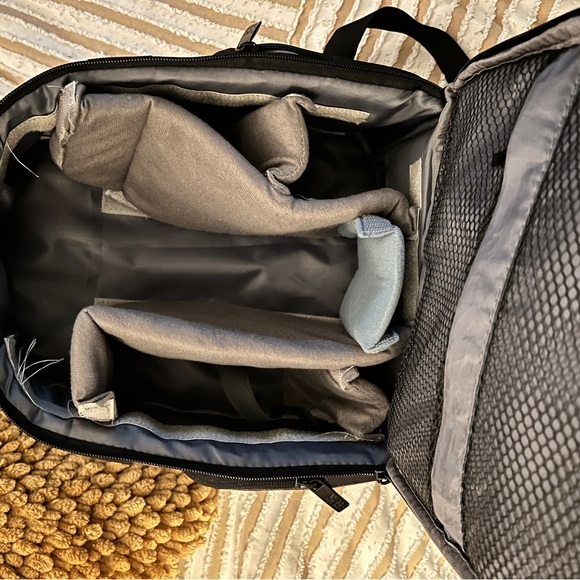 USA Gear Portable Camera Backpack for DSLR with customizable accessory dividers - Picture 2 of 6